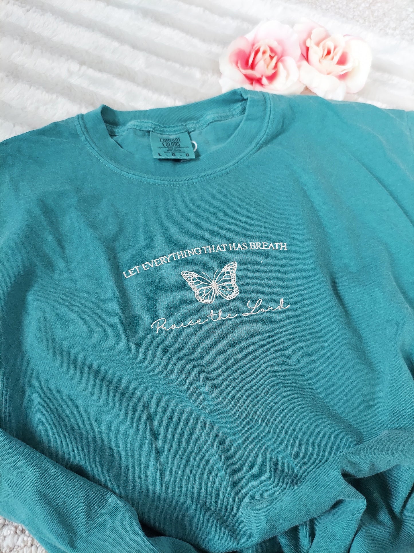 Let Everything That Has Breath Praise The Lord Embroidered Tee / Green